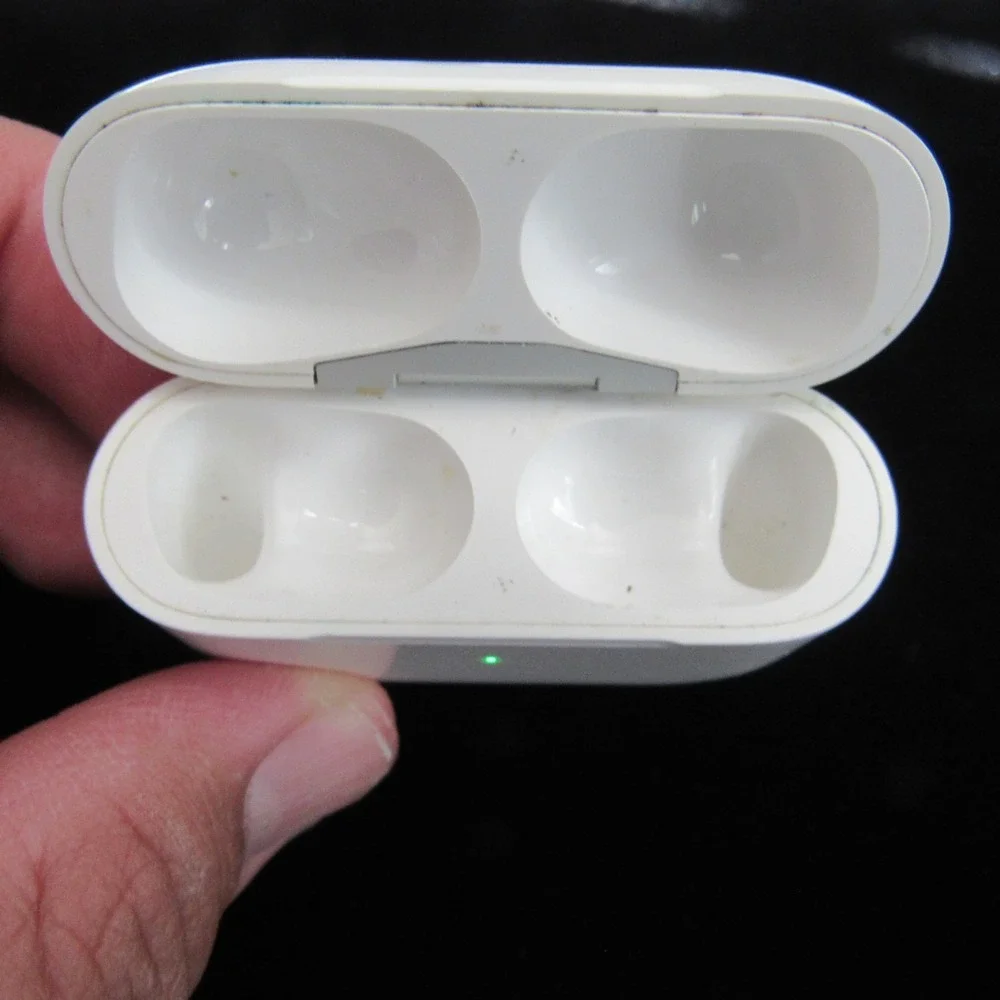 Apple AirPods Pro 1st Generation (Right Earbud Not Connecting) For Parts/Repairs